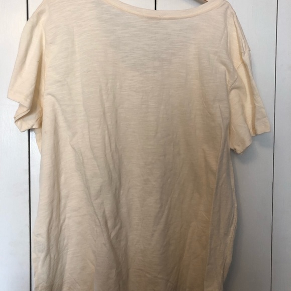 Women’s cream colored short sleeve T-shirt. Size 2X. - Picture 4 of 5